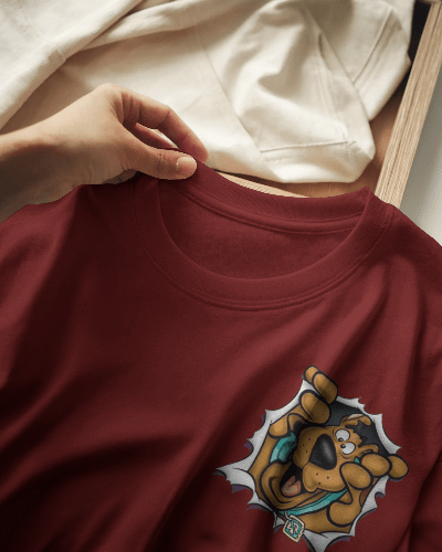 Noeiko - Peek-a-Boo Scooby Wine Tee – 90s Whodunit Vibes